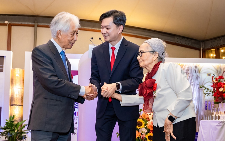 Anh Nguyễn Minh Triết chúc mừng nhà khoa học được trao Huân chương Bắc đẩu bội tinh