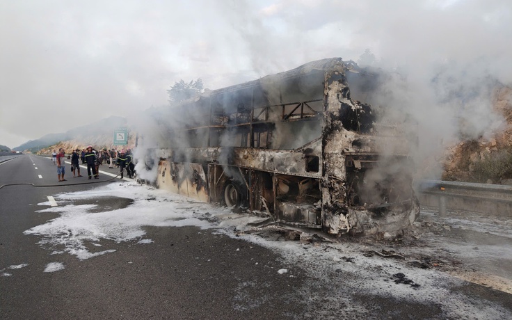 Xe khách chở 30 người bốc cháy trên cao tốc Nha Trang - Cam Lâm