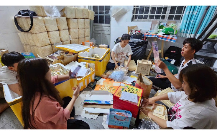 Sư thầy bán bánh trung thu tiếp sức học trò nghèo