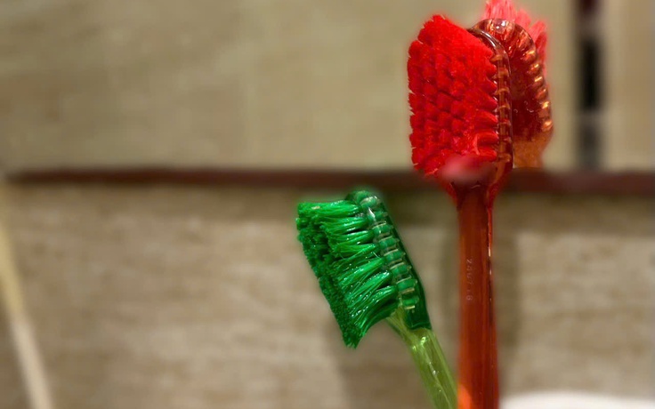 Alo bác sĩ nghe: Không thay bàn chải đánh răng thường xuyên hại sức khỏe thế nào?