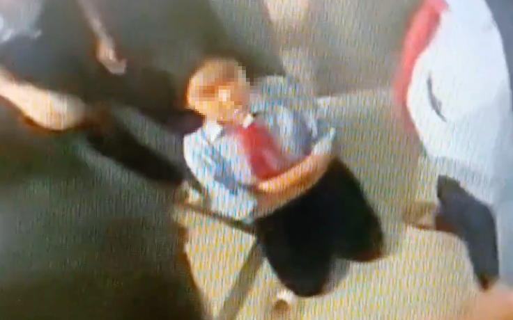 Nữ sinh lớp 8 ở Huế bị bạn đánh, bắt quỳ gối