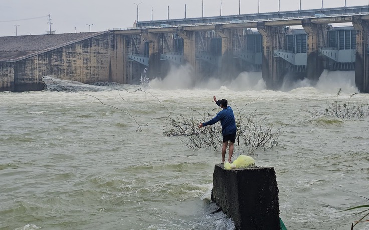 Cá 'ngửi' mùi nước khi thủy điện Trị An xả lũ, nhiều người mạo hiểm đi bắt