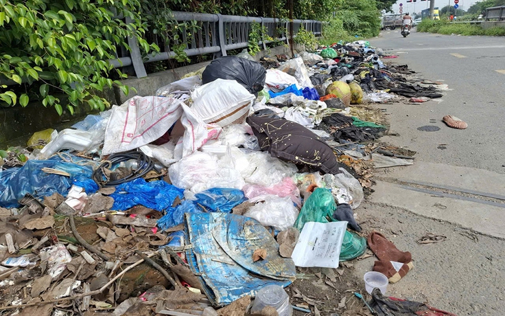 Bãi rác tràn lan trên cầu