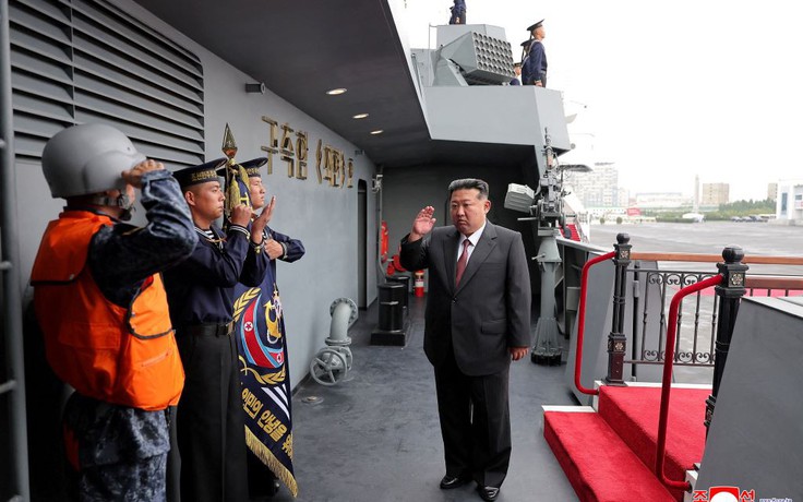 Ông Kim Jong-un thăm tàu khu trục Choe Hyon