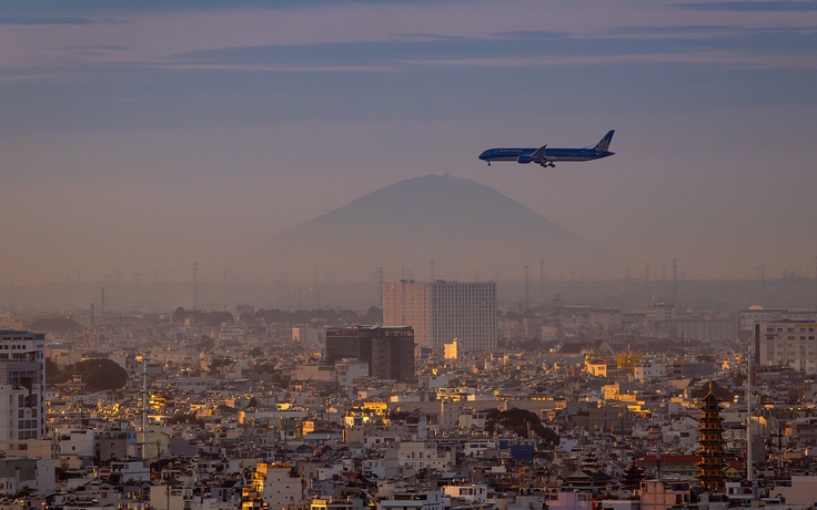 Ngắm núi Bà Đen ở Tây Ninh từ TP.HCM, thấy tượng Phật trên đỉnh rằm tháng 8