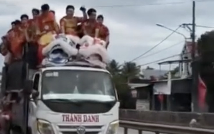 Chở đoàn múa lân trên nóc và thùng xe tải, nữ tài xế bị xử phạt