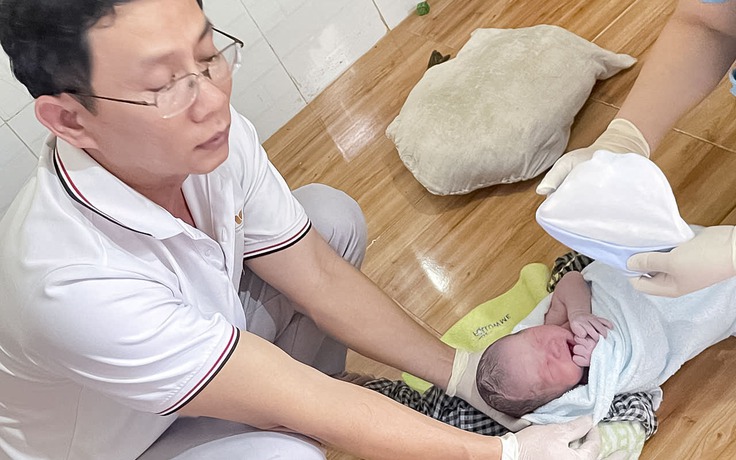 Sản phụ đẻ rơi tại nhà được bác sĩ kịp thời hỗ trợ