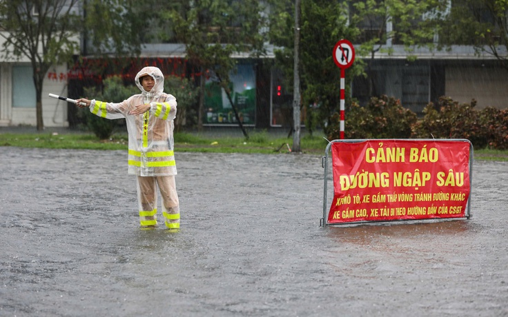 Tê người, nghi bị điện giật khi đi qua điểm ngập ở Hà Nội