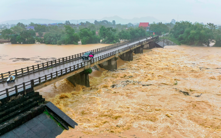 Máy bay quân đội sẵn sàng cứu hộ, tiếp tế khu vực cô lập do mưa lũ