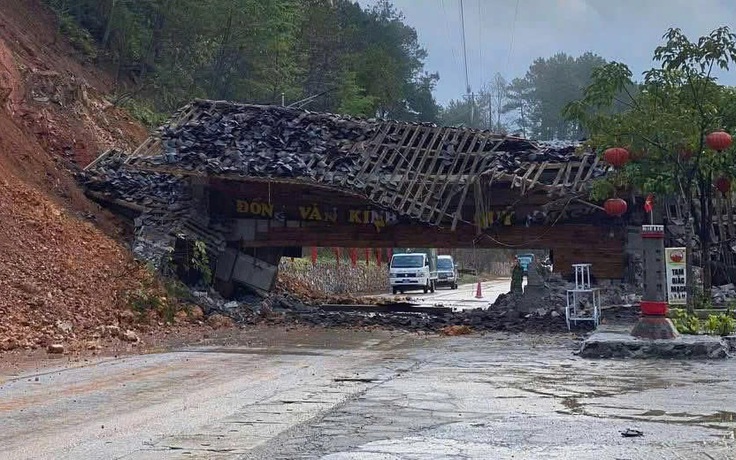 Cổng chào Đồng Văn đổ sập do mưa lớn sau bão Matmo