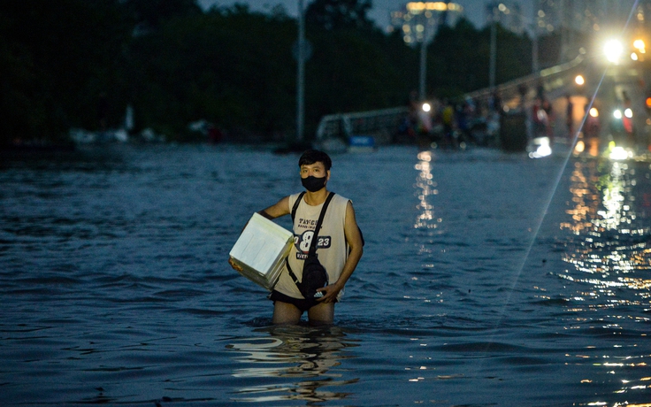 Hà Nội vẫn còn điểm ngập tới bụng, người dân 'bơi' trên phố