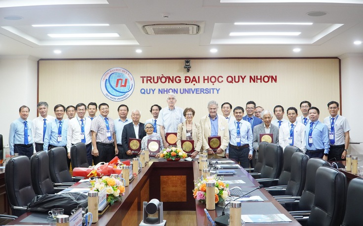 Chủ nhân Nobel vật lý đến thăm Trường ĐH Quy Nhơn