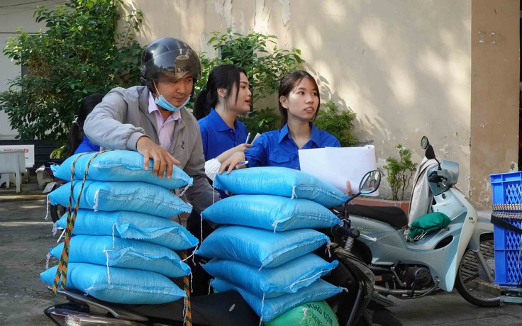 Sinh viên quyên góp hàng chục tấn hàng tiếp sức vùng bão, lũ