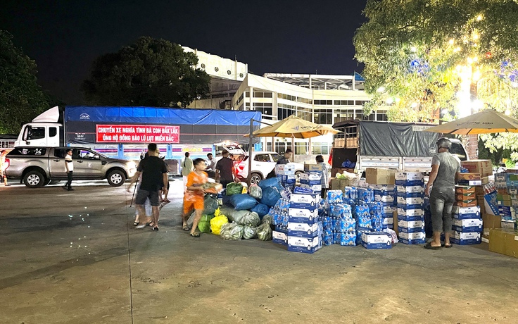 Nửa đêm ở ngã sáu Buôn Ma Thuột: Hàng cứu trợ chất cao như núi chờ gửi vùng lũ