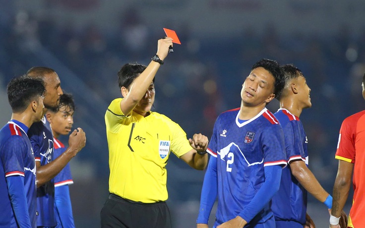 HLV Nepal đau vì thẻ đỏ: 'Sẽ đá sòng phẳng với Việt Nam khi đủ 11 người, hãy đợi lượt về’