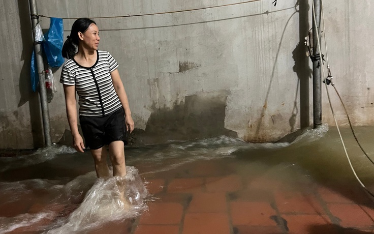 Nước sông Cầu chảy cuồn cuộn qua nhà, dân Hà Nội thức trắng đêm canh lũ