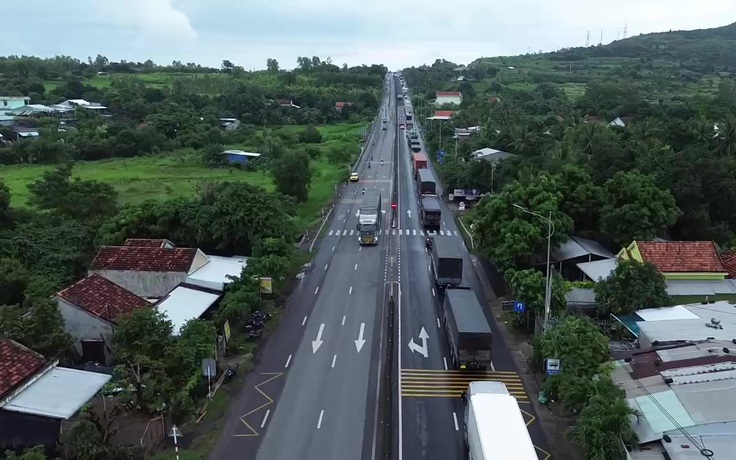 Tắc nghẽn giao thông trên QL1, đoàn xe nối dài cả cây số