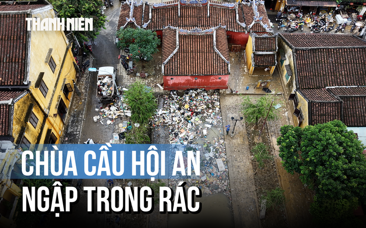 Chùa Cầu Hội An ngập tràn rác sau lũ, bốc mùi hôi tanh