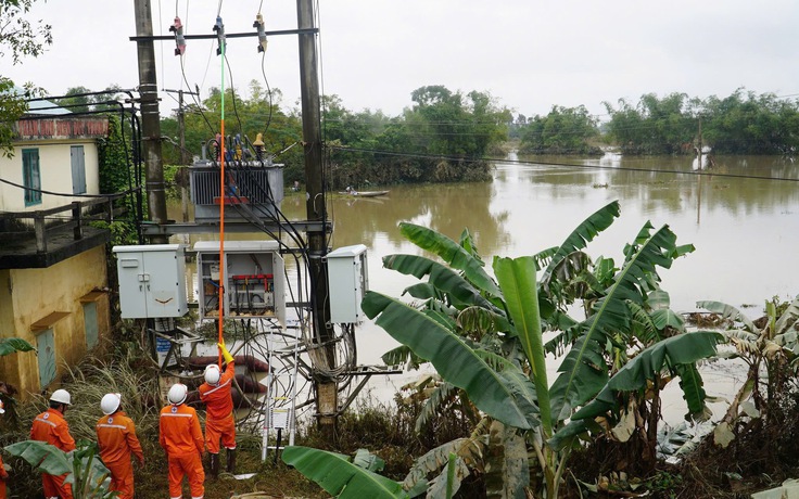 Chỉ còn 1,2% khách hàng chưa khôi phục cấp điện do ảnh hưởng mưa lụt