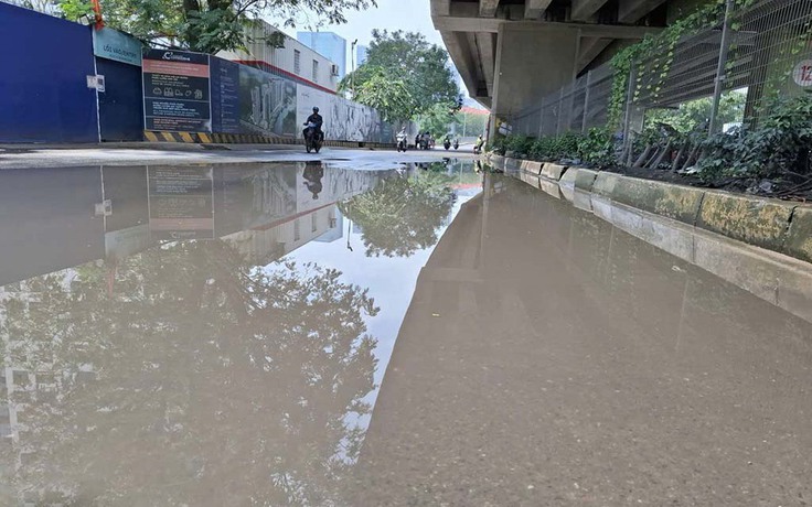 Đường lòng chảo ngập nước, đi lại khó khăn