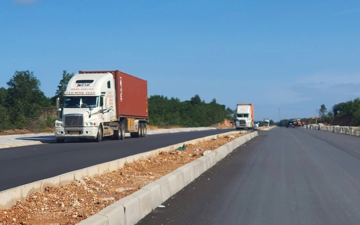 Quảng Trị: Né trạm thu phí, ô tô, container ồ ạt đi vào đường đang thi công