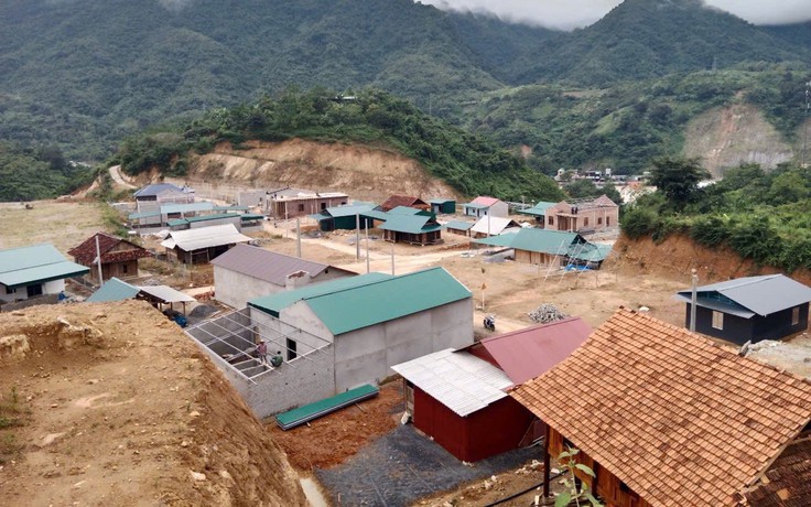 Nhà, trường xây xong để… 'đắp chiếu'