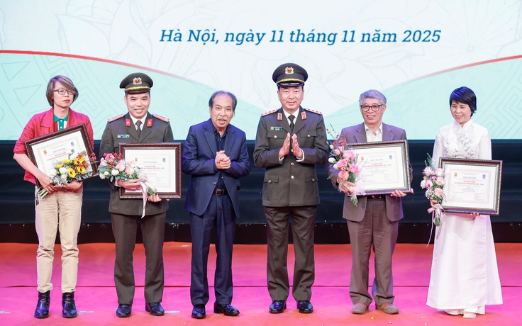 Trao giải cuộc thi viết về đề tài 'Vì an ninh Tổ quốc và bình yên cuộc sống'