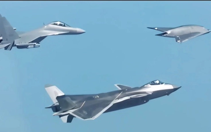 Không quân Trung Quốc tung video UAV tàng hình bay cùng chiến đấu cơ J-20