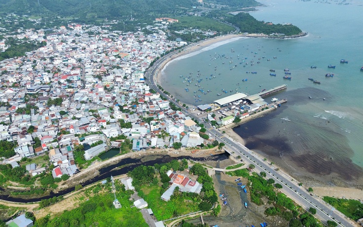 Nước rỉ rác 'tấn công' biển Nha Trang: Dòng nước ô nhiễm chảy xuyên khu dân cư