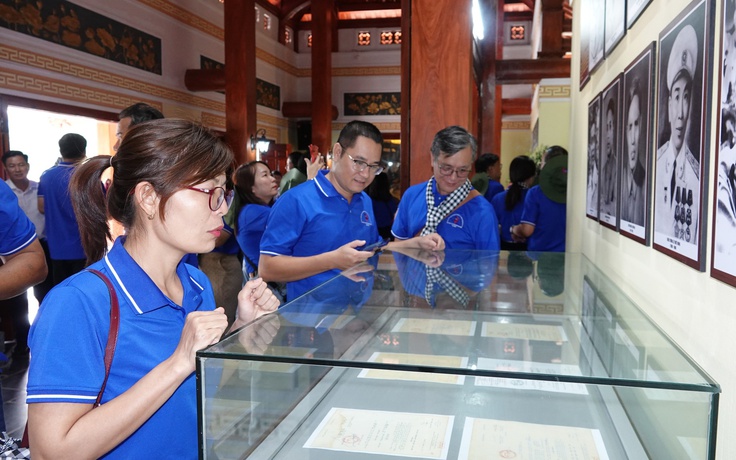 Đoàn cán bộ tuyên giáo, phóng viên TP.HCM thăm các địa chỉ đỏ báo chí cách mạng