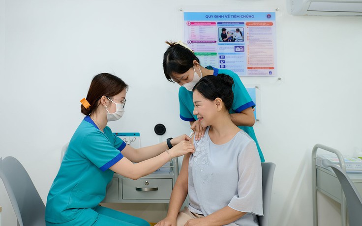 Hàng ngàn người dân miền Trung được Long Châu tiêm miễn phí vắc xin uốn ván sau bão lũ