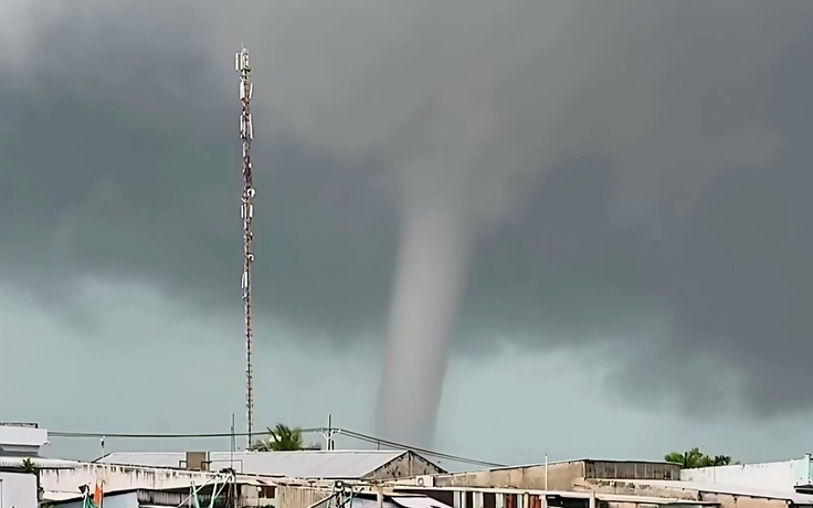 Vòi rồng trăm mét ngoài khơi Cà Mau