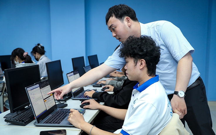 Giảng viên làm gì để cạnh tranh tri thức với AI?