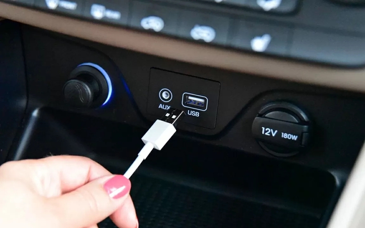 3 thiết bị gây rủi ro khi cắm vào cổng sạc USB trên ô tô