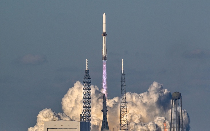 Tên lửa của tỉ phú Jeff Bezos đáp thành công sau khi phóng vệ tinh