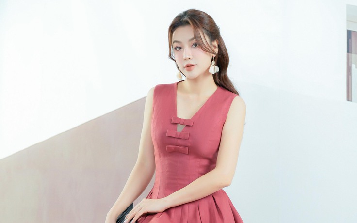 Nhẹ như mây trong từng bước đi với đầm linen