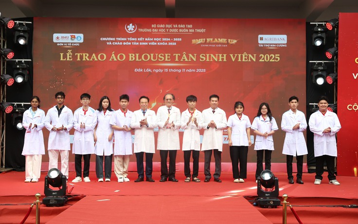 Trao áo blouse cho tân sinh viên y khoa trong ngày khai giảng