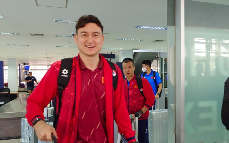 HLV Kim Sang-sik và đội tuyển Việt Nam đã đến Lào an toàn, không chủ quan khi đấu chủ nhà