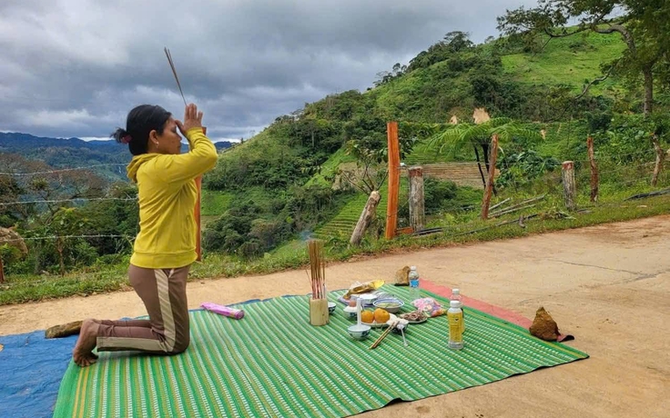 Sạt lở núi ở Đà Nẵng: Hai gia đình quặn lòng chờ tin người thân mất tích