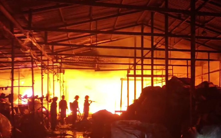 Cháy kho phế liệu ở An Giang