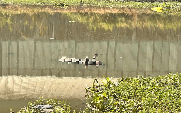 TP.HCM: Phát hiện thi thể nam giới phân hủy dưới kênh, chân mang giày tây