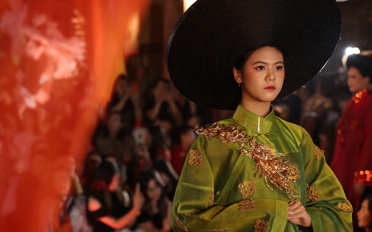 Diễn áo dài trong không gian phố cổ Hà Nội