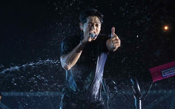 Bi Rain khoe body chuẩn trong lễ hội nhạc nước Waterbomb 2025