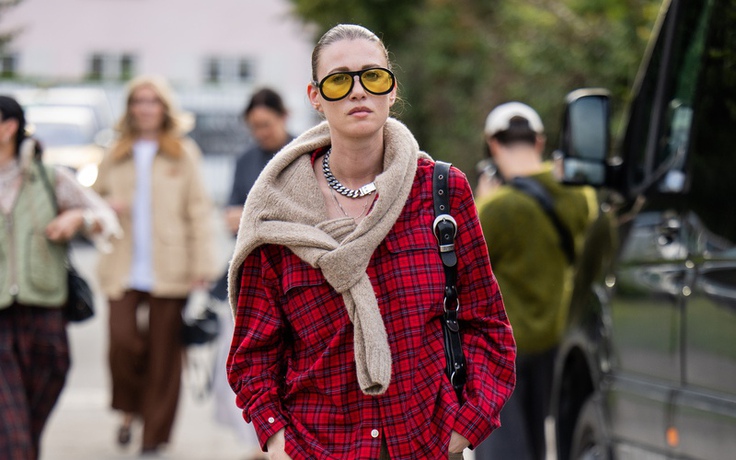 Những ngày lạnh bừng sáng khi áo kẻ ca rô 'trỗi dậy' với diện mạo tối giản