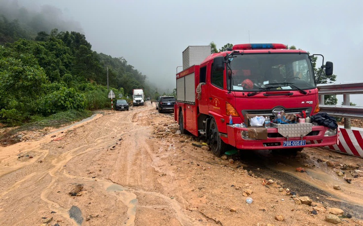 Sạt lở đèo Khánh Lê: Vợ chồng trẻ đi chụp ảnh cưới thoát chết trong gang tấc
