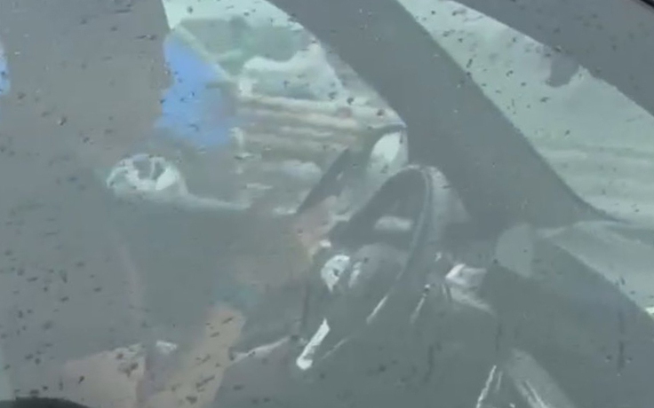 CSGT mời tài xế BMW bị tố dùng điện thoại khi lái xe qua cầu Chương Dương