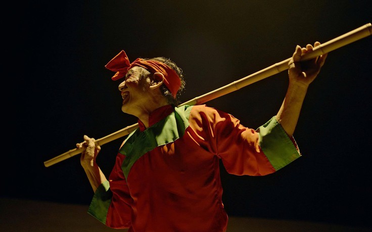 MV vận dụng hề chèo diễn tả nỗi đau mất cha