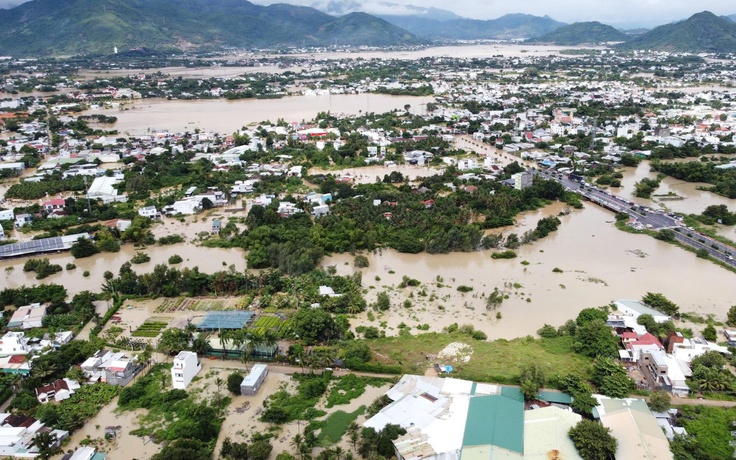 Nha Trang chìm trong biển nước, lũ trên sông Cái tiếp tục dâng cao