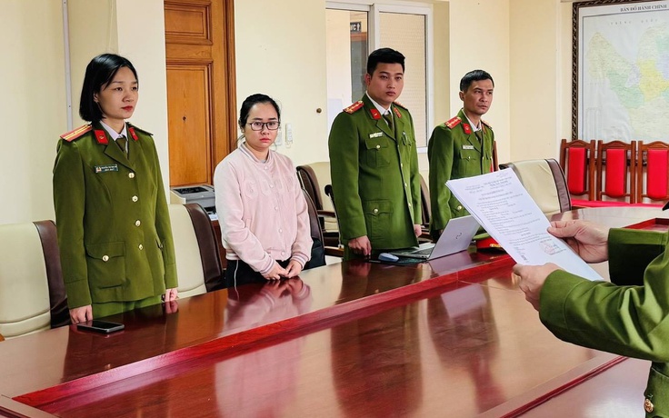 Bắt 4 người trong vụ lan can đá ven sông Hồng gãy đổ sau bão