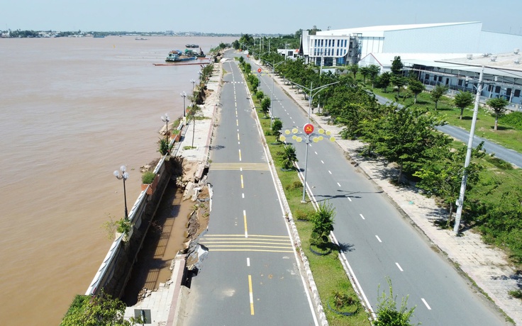 Đồng Tháp: Sạt lở làm kè sông Tiền 'hổng chân', hố sâu xuất hiện trên đường